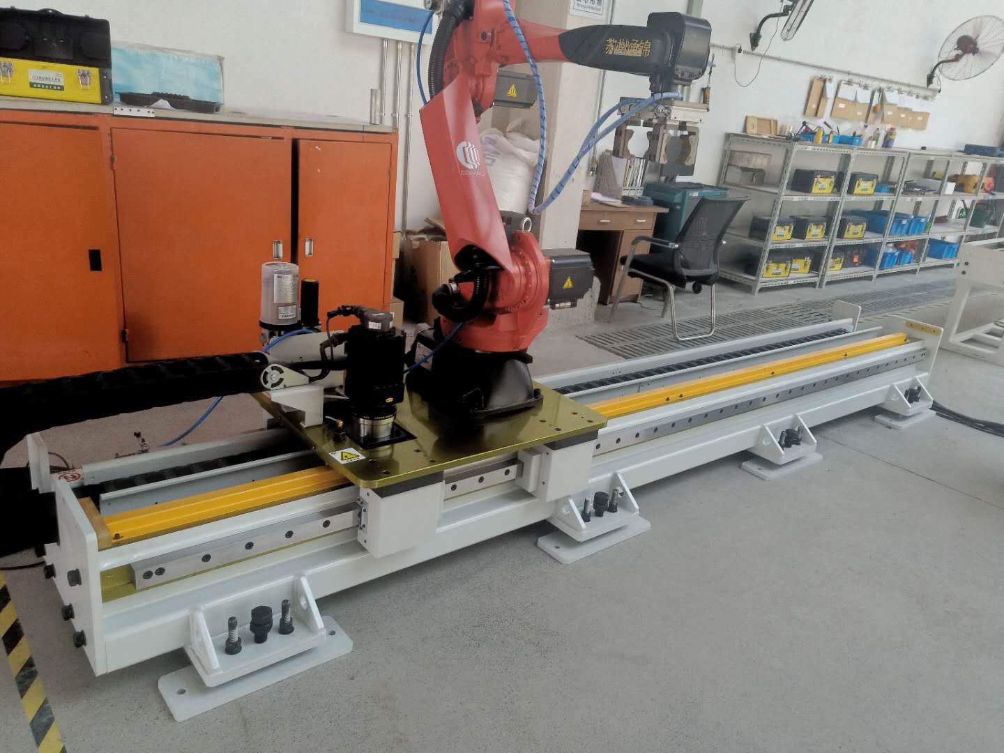 柯馬第七軸機器人應(yīng)用